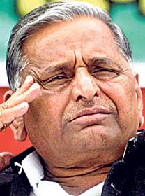 সভায় ভোটার শাসিয়ে নোটিস পেলেন মুলায়ম