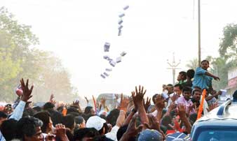 কারও প্যাকেটে কেক-লাড্ডু, কেউ সারছেন বিস্কুটে