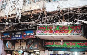 তারের বিপদ-জাল মাথায় চলছে বড়বাজার