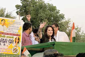 রঘুনাথপুরে রবিবার প্রচারে আসছেন মুনমুন