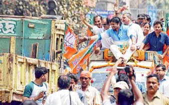 জলই জীবন, ভোটের বাজারে বুঝলেন বাবুল