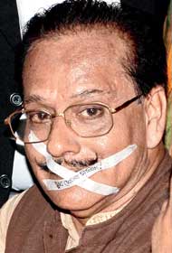 মুখে লিউকোপ্লাস্ট এঁটে কোর্টে জাদুকর