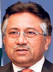 বিস্ফোরণ থেকে বাঁচলেন মুশারফ