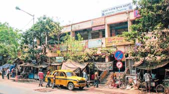 ক্রেতার অভাবে ধুঁকছে বেহাল সুপার মার্কেট