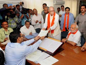 মোদীকে সঙ্গে নিয়েই গাঁধীনগর থেকে মনোনয়ন জমা দিলেন আডবাণী