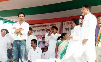 মঞ্চে দেবের সঙ্গে ছবি তুলতে ব্যস্ত নেতারাই