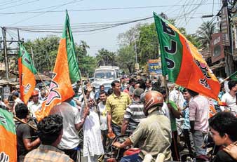বিজেপি প্রার্থীকে মারধর, প্রতিবাদে সড়ক অবরোধ   