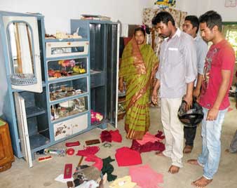 দম্পতিকে মারধর, গুলি করার হুমকি দিয়ে ডাকাতি বসিরহাটে