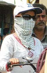 দুপুরে রোদ এড়াতে আটচালায় কর্মিসভা