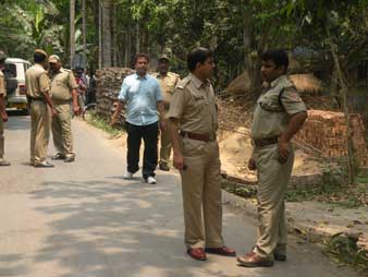 স্বামীর সামনে স্ত্রীকে ধর্ষণ করে লুঠ বসিরহাটে