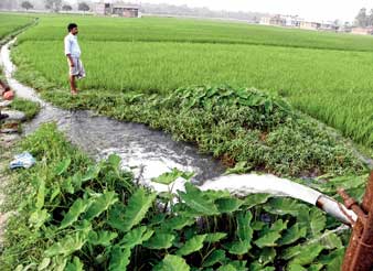 দাবিপূরণে দাওয়াই অবরোধ। দশ ঘণ্টা অবরোধের পর বিদ্যুৎ সরবরাহ স্বাভাবিক হওয়ায় স্বস্তিতে চাষি। ছবি: বাপি মজুমদার।