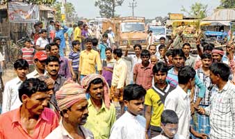 বিদ্যুত্‌-বিভ্রাটে চাষে ক্ষতি, পথ অবরোধ