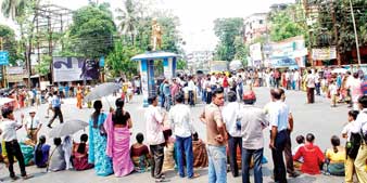 সরকারি স্কুলে উন্নয়ন ফি, অবরোধ