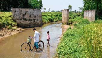 বছরভর এ ভাবেই পার হতে হয় সিউড়ি সিরাজবাগান এলাকার বাসিন্দাদের।  —নিজস্ব চিত্র।