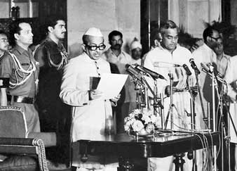 নতুন দল, নতুন সরকার। নির্বাচনে বিজয়ী জনতা পার্টি সরকারের বিদেশমন্ত্রী হিসেবে শপথ নিচ্ছেন অটলবিহারী বাজপেয়ী। মার্চ, ১৯৭৭।