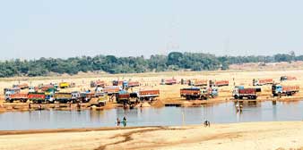 এই ভাবেই নদীর বুক খুঁড়ে তোলা হয় বালি।—ফাইল চিত্র।