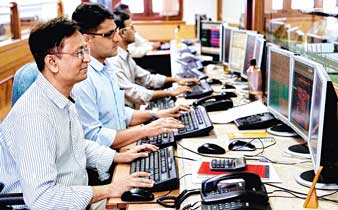 ফলের দিকে তাকিয়ে নয়া নজির সূচকের