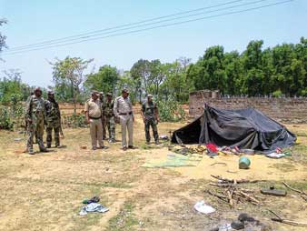 যাযাবর মা-মেয়েকে খুন, গুলিবিদ্ধ বাবাও