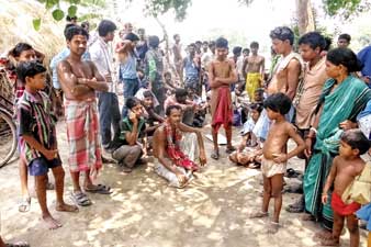 কেশপুরের মহিষদায় সিপিএমের ঘরছাড়ারা।—নিজস্ব চিত্র।