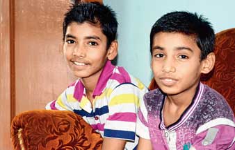 খোঁজ মিলেছে বাবা-মায়ের, তবু ‘অনাথ’ জীবনই পছন্দ দু’ভাইয়ের