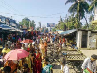 গাদাগাদি করে দাঁড়িয়ে থাকে বাস-গাড়ি, ব্যবহারের অযোগ্য অপরিষ্কার শৌচালয়