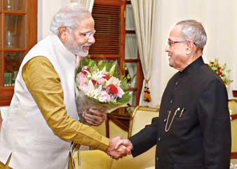 ভাবী প্রধানমন্ত্রীকে শুভেচ্ছা। রাষ্ট্রপতি ভবনে মঙ্গলবার। ছবি: রয়টার্স।