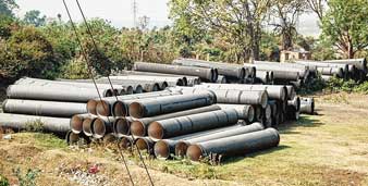 প্রকল্প ফিরে গিয়েছে, পড়ে রয়েছে পাইপ।—নিজস্ব চিত্র।