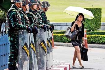 আটক ইংলাক, তাইল্যান্ডে সেনা ক্ষমতার কেন্দ্রে