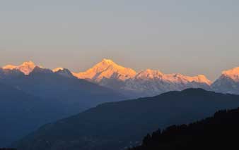 পাহাড়ের চূড়ায় সাজানো শহর