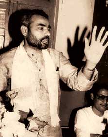 বেলুড়ের প্রসাদী ফুল নিয়েই মোদীর শপথ