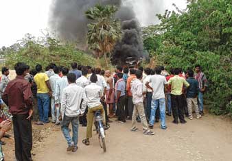 বালককে ধাক্কা, রোষের আগুন ডাম্পারে