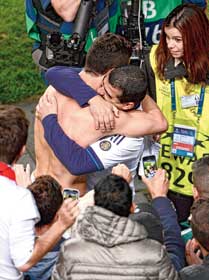 সেই বন্ধুর দিকে ছুটে গেলেন সিআর সেভেন