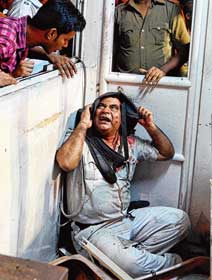 দুর্ঘটনায় মৃত্যু, পুলিশকে পেটাল জনতা