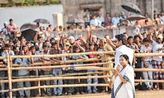 মমতার মুখে হিন্দি, উল্লাস রেলশহরে