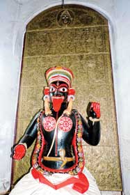 ৮ দিনে দু’বার চুরি, পুলিশকে আটকে বিক্ষোভ