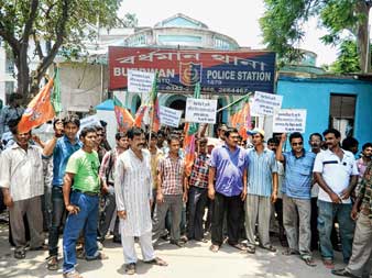 থানায় বিক্ষোভ দেখিয়ে আক্রান্ত বিজেপি কর্মীরা