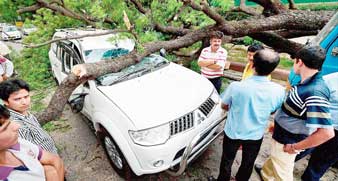 প্রবল ঝড়ে বিপর্যস্ত দিল্লি ও গাজিয়াবাদ, মৃত ৯