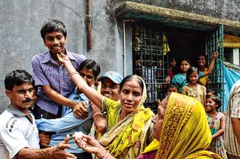 দুই বাড়িতেই নেই টিভি, ভাল ফলের খবর জানাল বন্ধুরা