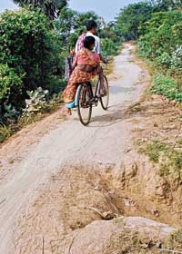 খন্দপথে বিপজ্জনক যাতায়াত গ্রামবাসীর