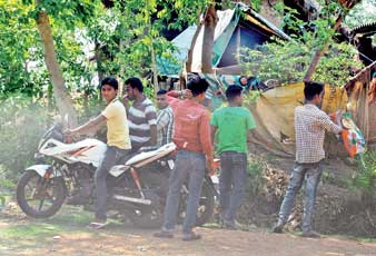 পাত্রসায়রের শ্যামদাসপুরে বুথের বাইরে জড়ো হওয়া তৃণমূল কর্মী-সমর্থকরা।  ছবি: শুভ্র মিত্র।