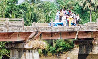 রেলিংহীন সেতু দিয়েই চলছে ঝুঁকির যাতায়াত