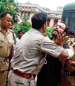 মিথ্যা মামলায় ফাঁসাচ্ছে, ভেঙে পড়লেন কুণাল