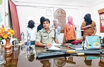 ধাওয়া করে বমাল পাঁচ দুষ্কৃতী ধরল পুলিশ