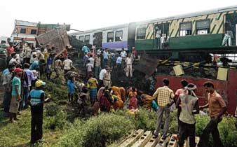 রক্ষিহীন লেভেল ক্রসিংয়ে ট্রাককে ধাক্কা ট্রেনের