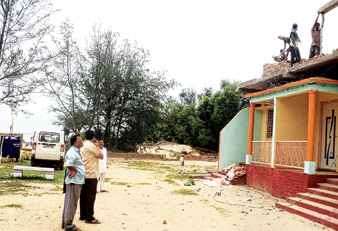 তিনটি অবৈধ হোটেল ভাঙা হল তাজপুরে