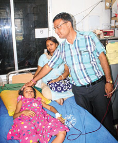 রক্ত দিয়ে আক্রান্তের পাশে ডাক্তার