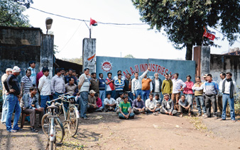 মাঝেমধ্যেই হয় উৎপাদন বন্ধ করে আন্দোলন। —ফাইল চিত্র।