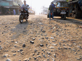 বেহাল জাতীয় সড়কে দুর্ভোগ চাঁচলে