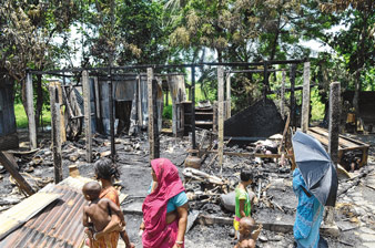 আগুনে ভস্মীভূত তৃণমূল নেতা বাসুদেব সরকারের বাড়ি। সোনবার ছবিটি তুলেছেন বিশ্বরূপ বসাক।