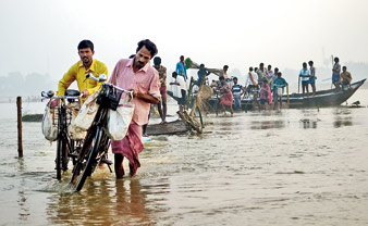 এভাবেই পারাপার। ফাইল চিত্র।